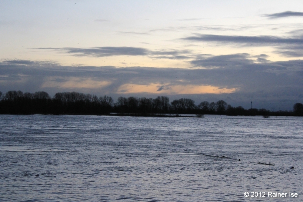Hochwasser, der Deichdurchgang ist geschlossen.