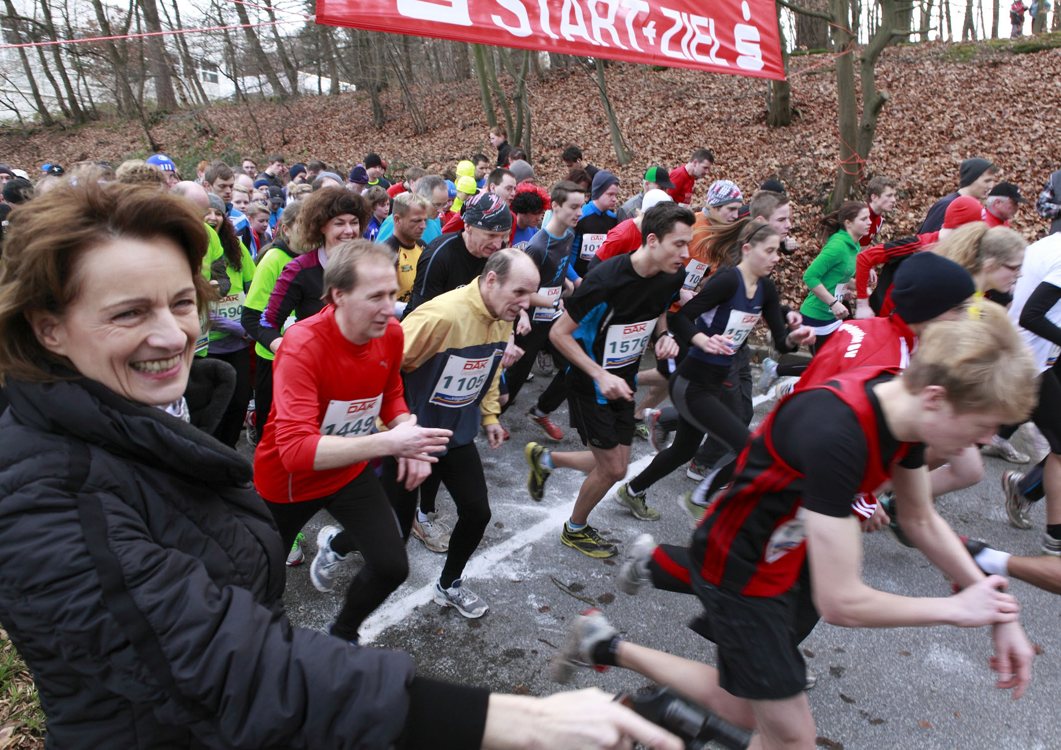 Traditionell und bestens gelaunt schickte am Silvestertag Dagmar Freitag die Läufer auf die 5 Kilometer lange Waldstrecke