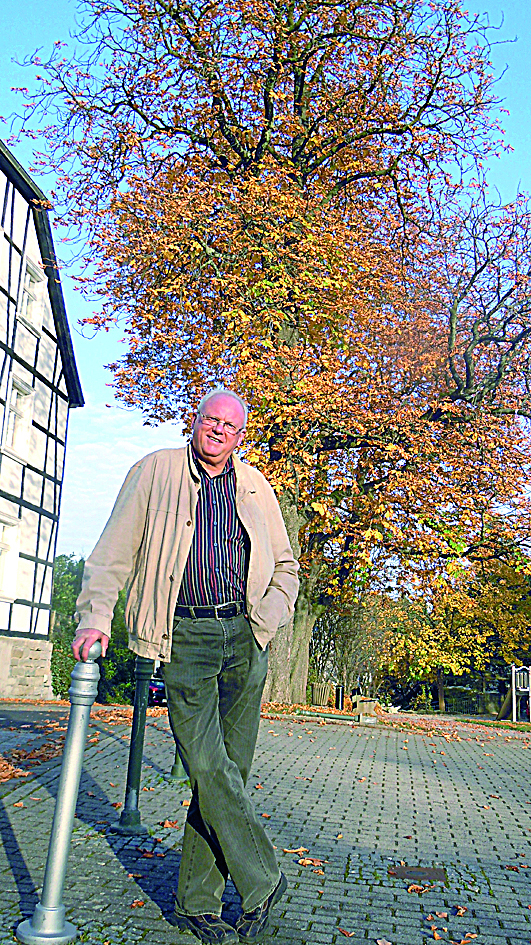 Friedhelm Siegismund vor den Schulkastanien auf dem Oestricher Dorfplatz.