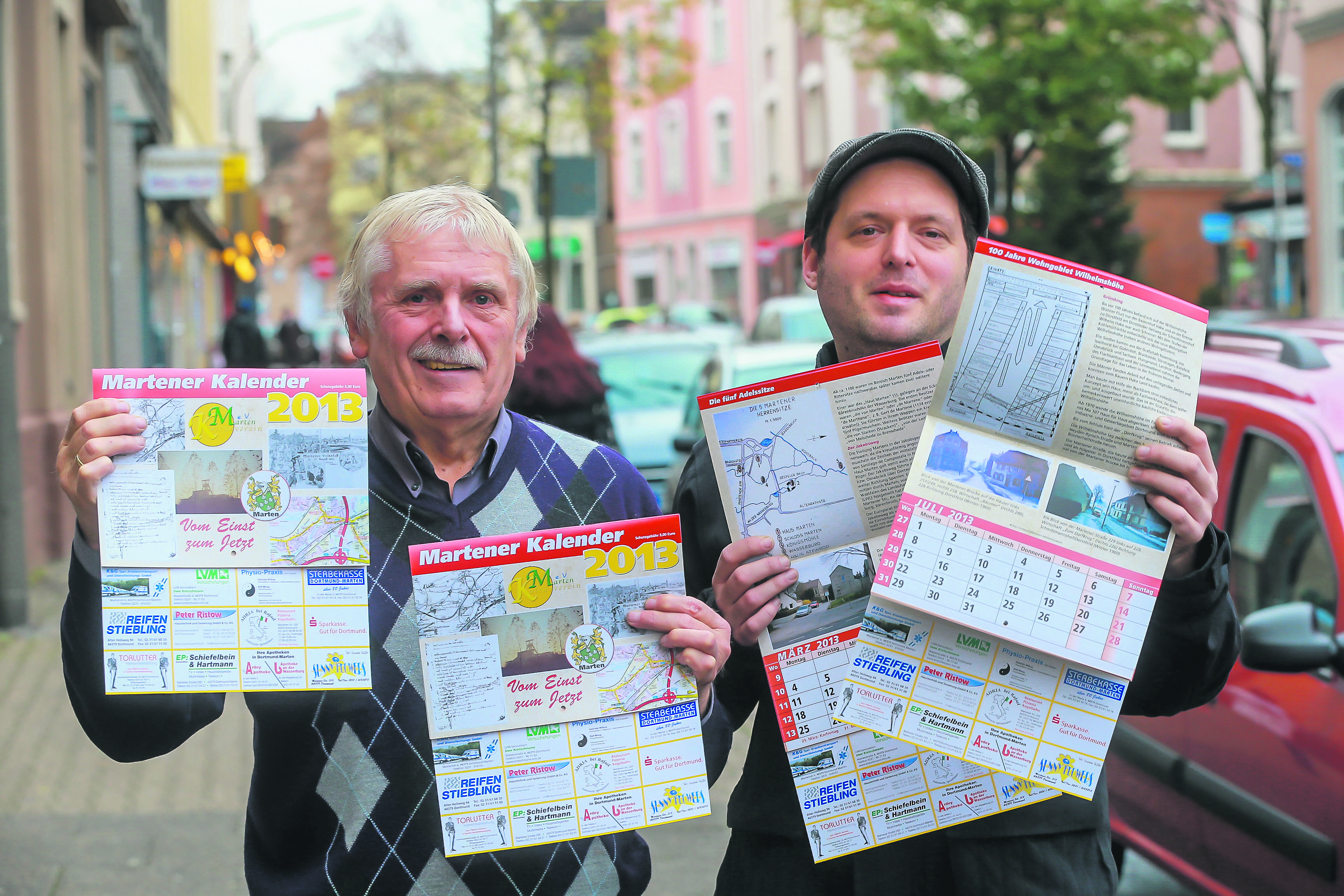 Stolz präsentieren Werner und Lars Wege (v.l.) vom Marten Kulturverein den Kalender. Foto: Schütze