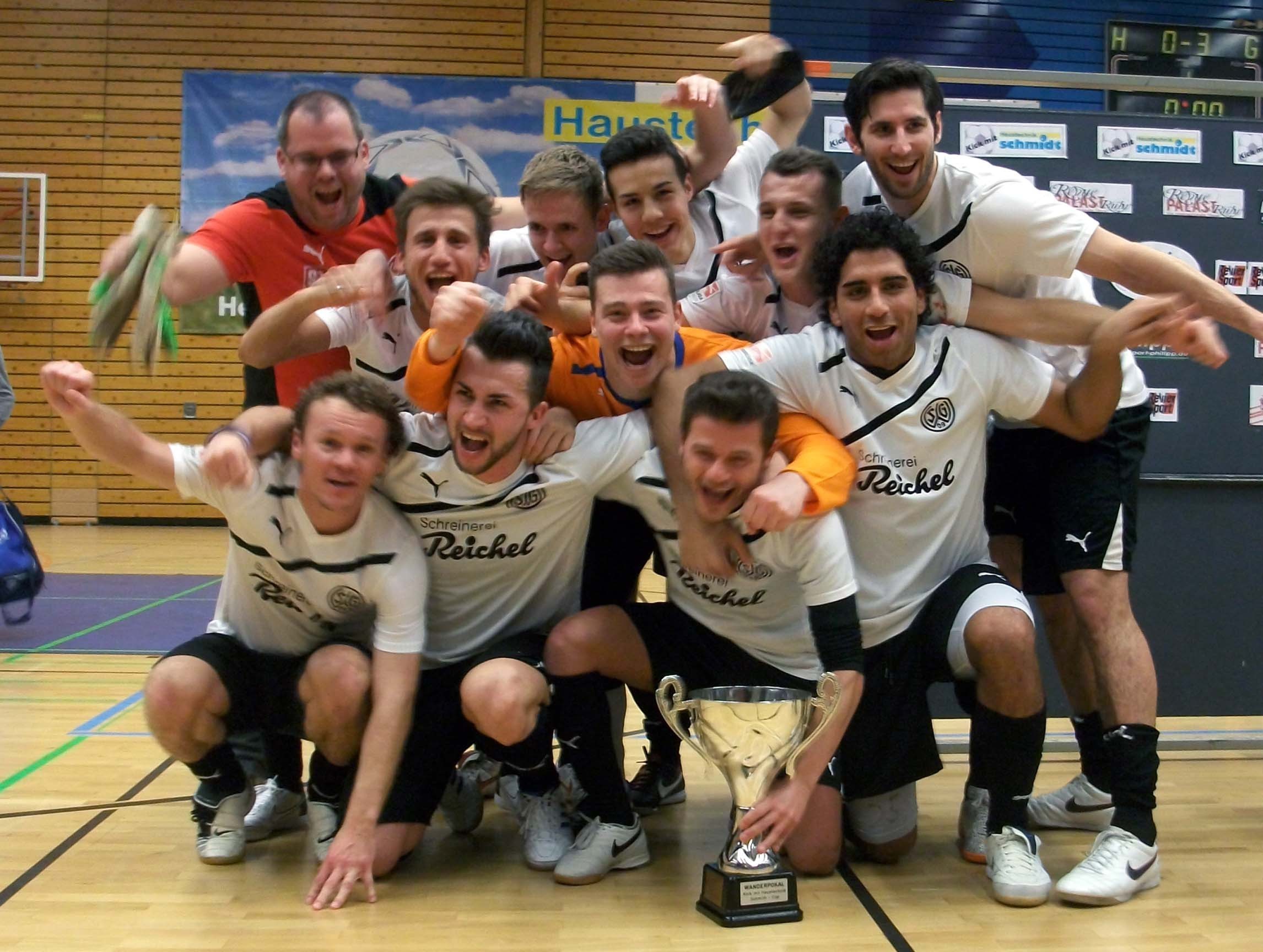 Riesenfreude nach dem Gewinn des Mitternachtscups in Herten. FOTO: SGW