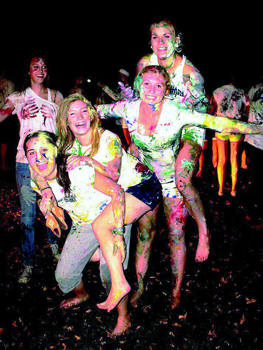 Ein Paintfight im Park, organisiert von der High School: Chiara mit ihrer „Schwester“ Madi und Freundin Morgan.