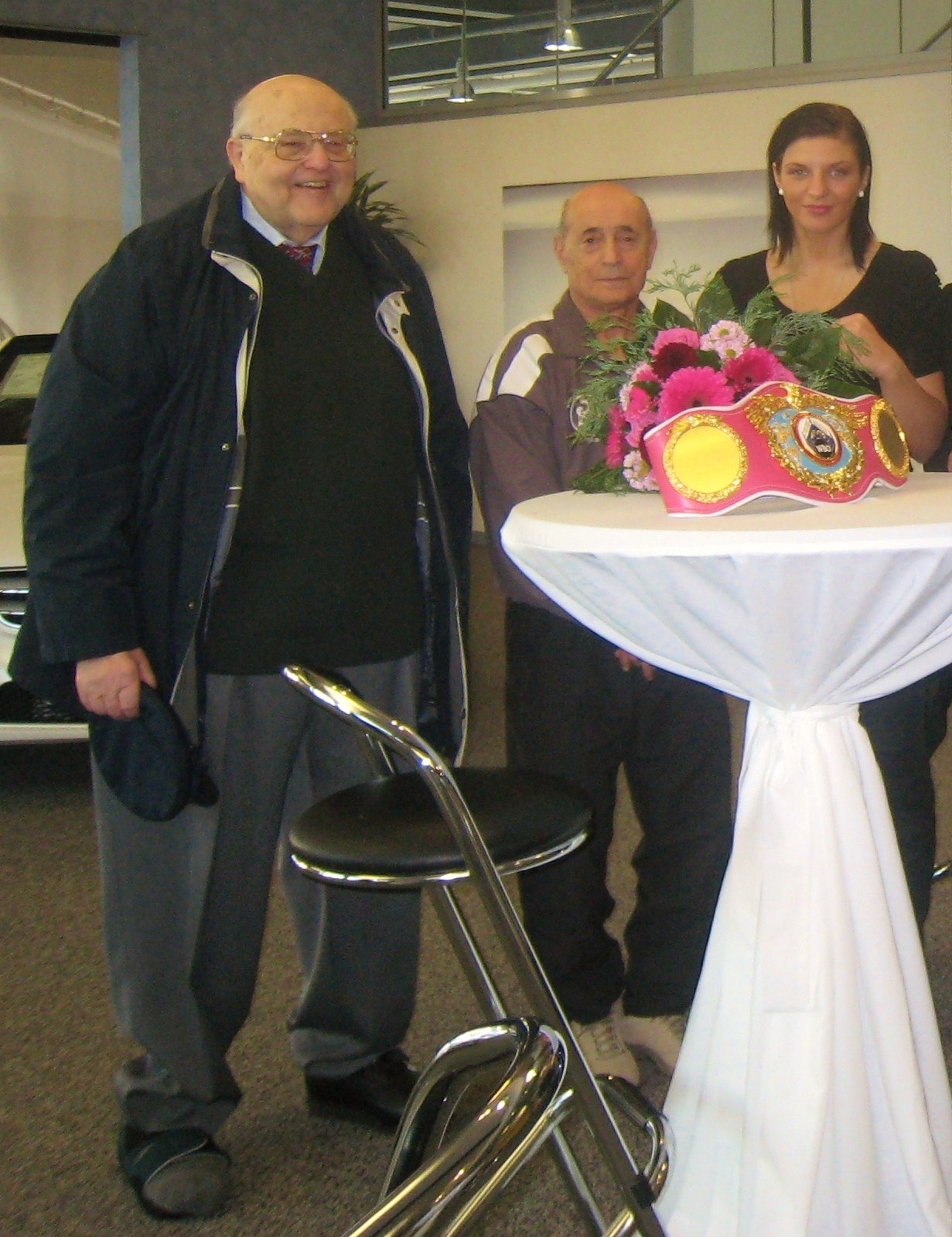 Von links: Boxmanager Udo Finke, Profitrainer Dimitri Kirnos und Boxweltmeisterin Christina Hammer.