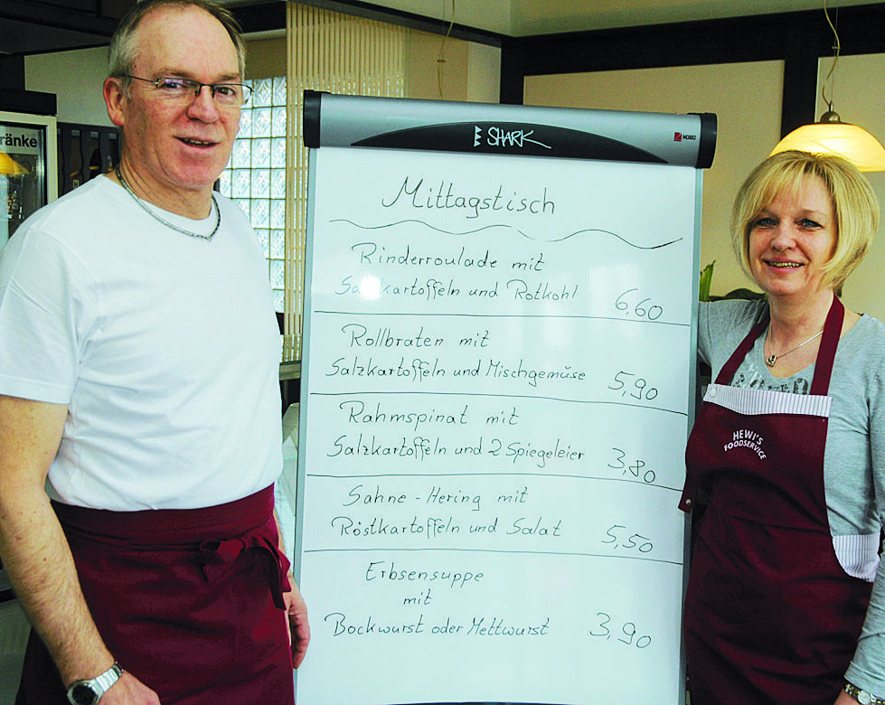 Seit dem Januar 2002 führen die Eheleute Annette und Kurt Hempelmann ihren „Hewi´s Food-Service“ an der Kirchhellener Straße in Rentfort. Das Gastronomen-Paar setzt dabei auf stets frisch zubereitete Gerichte, wobei auch gerne - sehr zur Freude der Gäste - auf altüberlieferte Hausrezepte zurückgegriffen wird. Foto: Rath