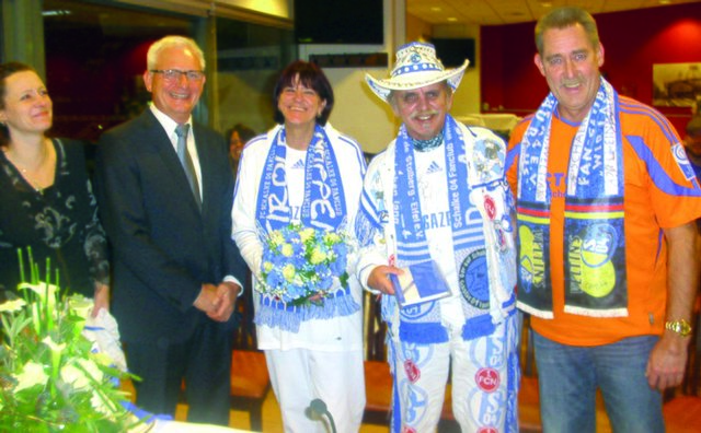Strahlen nach der blau-weißen Trauung: Drees-Stieftochter Monika Kapetanos, Standesbeamter Alfs, „Schalke Moni und Franz“ sowie Trauzeuge Peter Rymarzik (v. links).