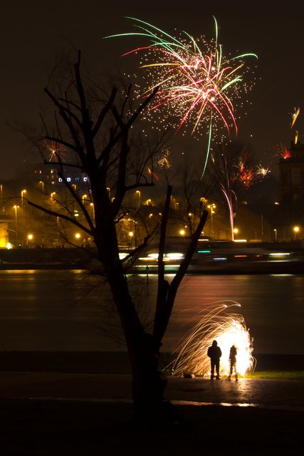 Foto der Woche: Im Feuer der Liebe ins Jahr 2013 - aufgenommen in der Silvesternacht 2012/2013 in Düsseldorf am Rhein -