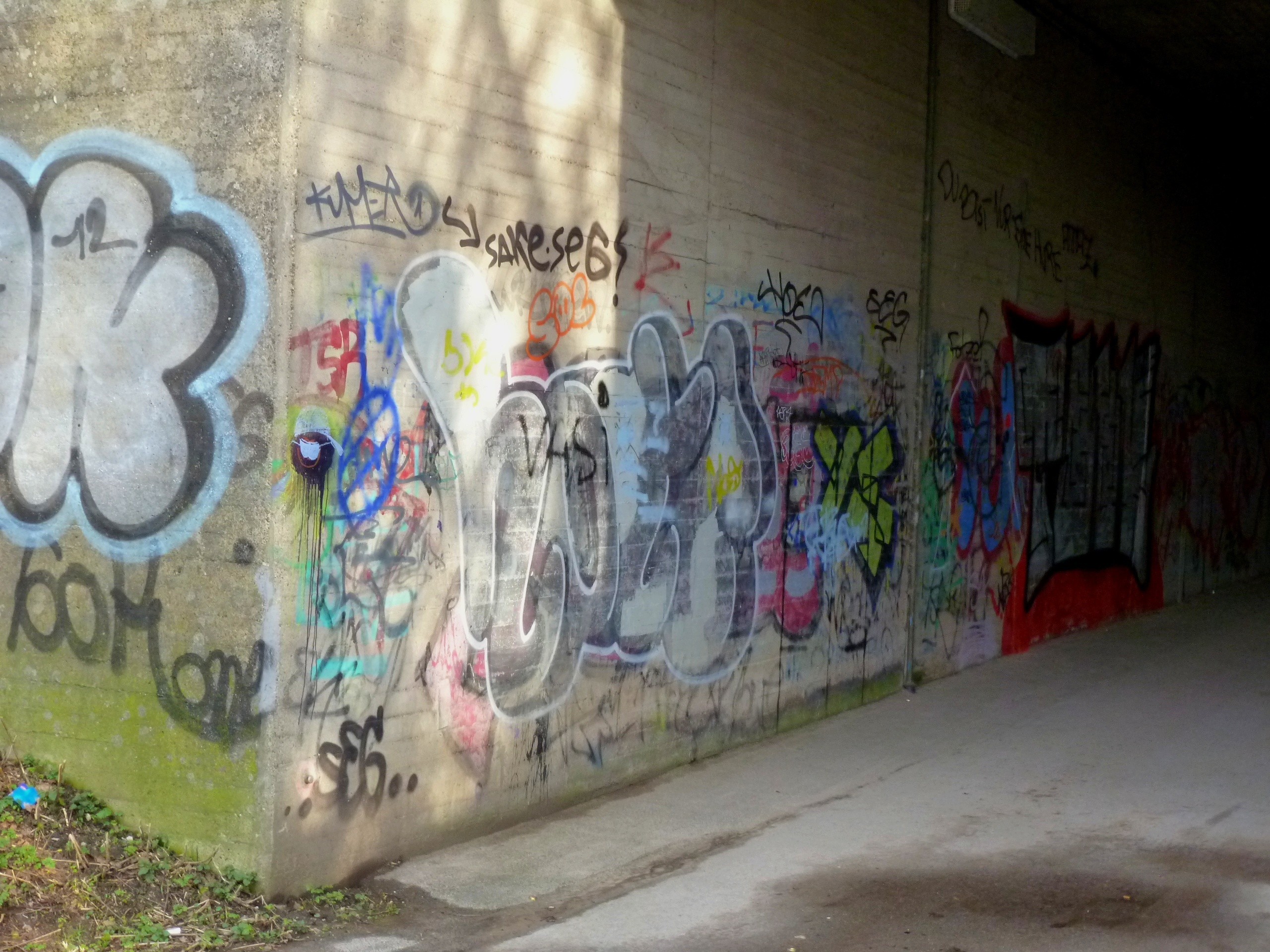 Obwohl schon gänzlich zugeschmiert ist die Unterführung doch immer wieder Ziel weiterer Grafitti-Sprayer.