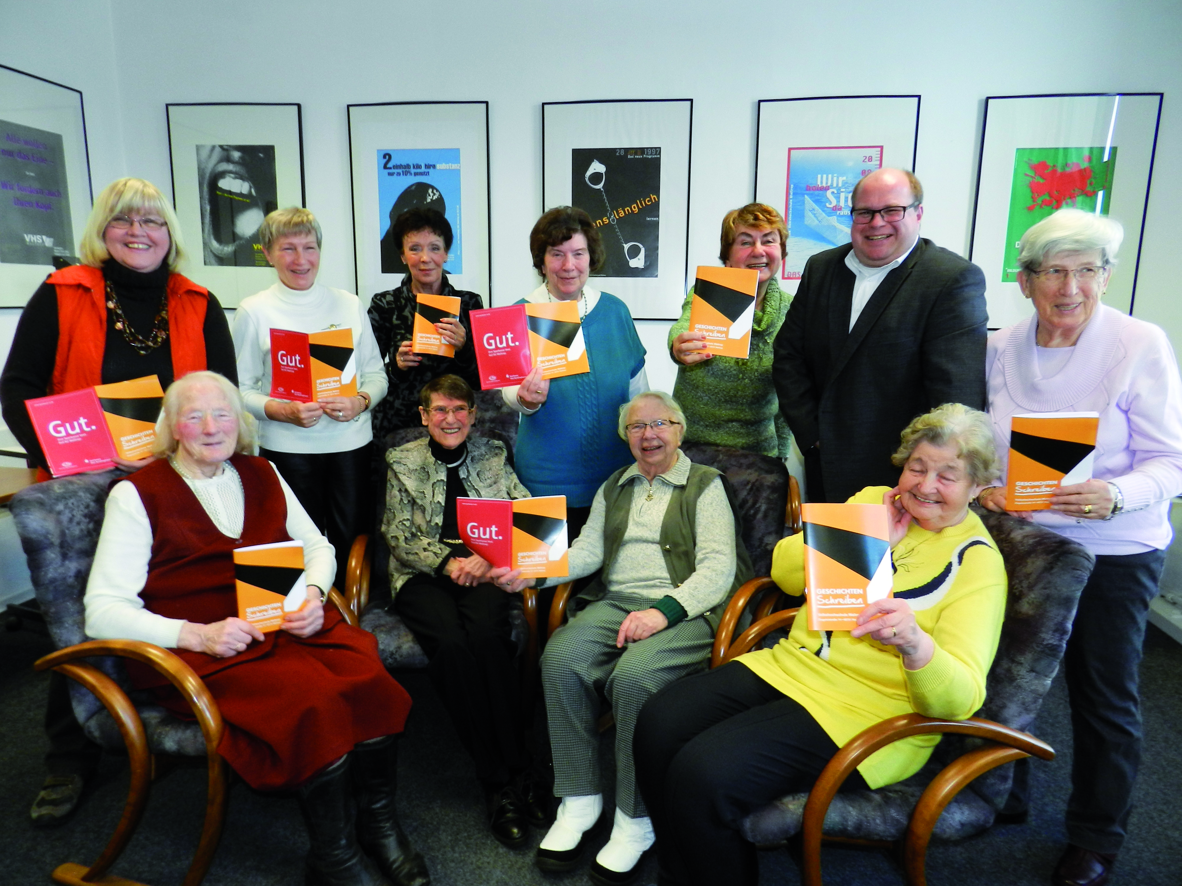 Die Damen der Seniorenschreibwerkstatt der VHS Waltrop: (sitzend) Gertrud Mertenskötter, Irmgard Runau, Barbara Hoffmann, Helga Vornholz, (stehend) Annette Weidmann, Gabriele Vogt-Weise, Vertreterin von Gertrud Herzig, Rosemarie Nußhardt, Inge Knosalla mit Kursleiter Christoph Brunswick.