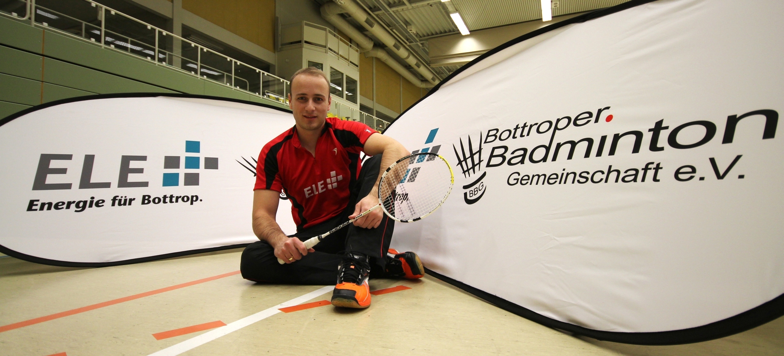 BBG-Spielertrainer Matthias Kuchenbecker mit den neuen Banden für die Oberliga-Heimspiele. Foto: BBG