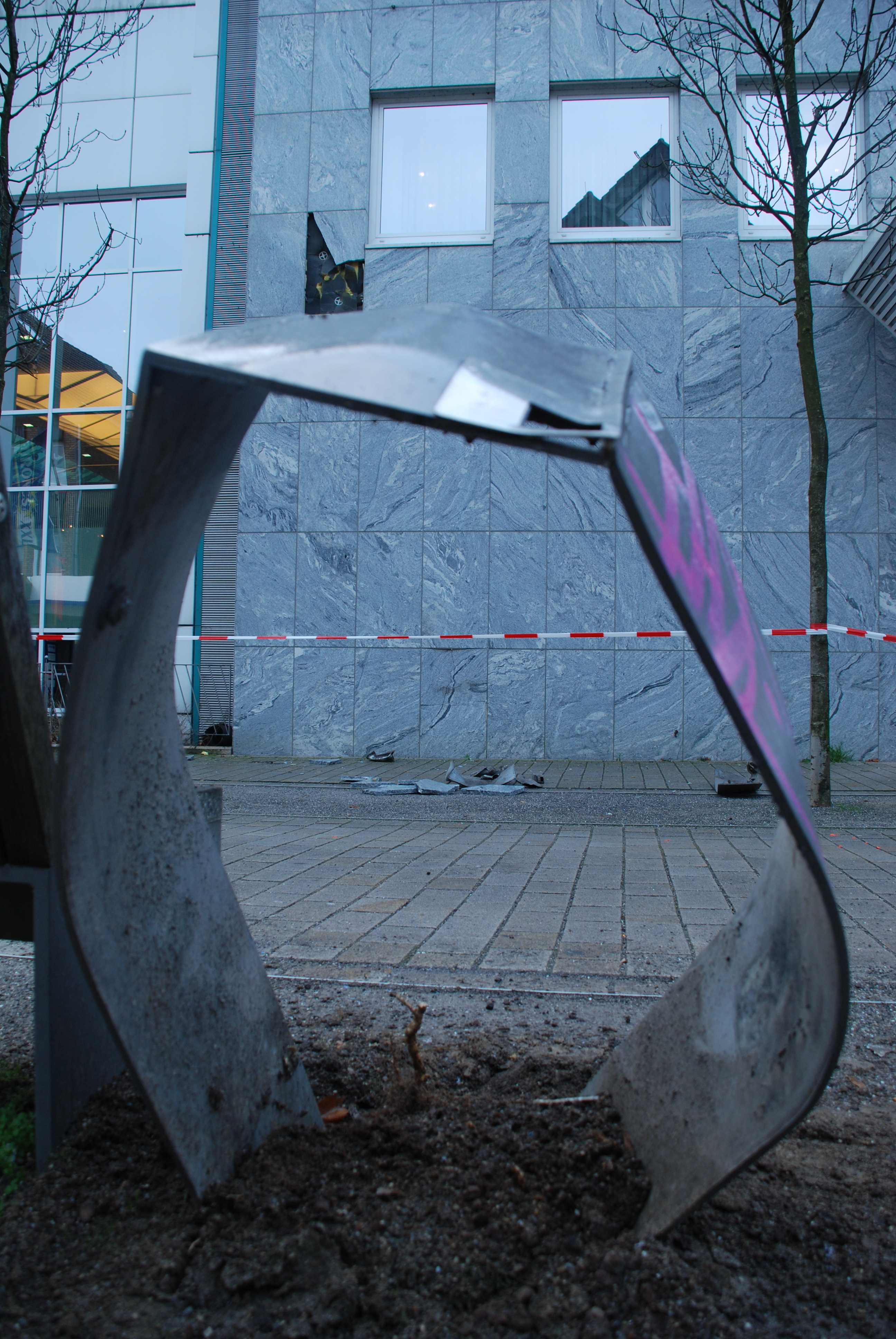 Der Mülleimer wurde durch die Explosion komplett zerfetzt. Die Metallteile flogen umher und beschädigten die Hausfassade. Fotos: Jungvogel