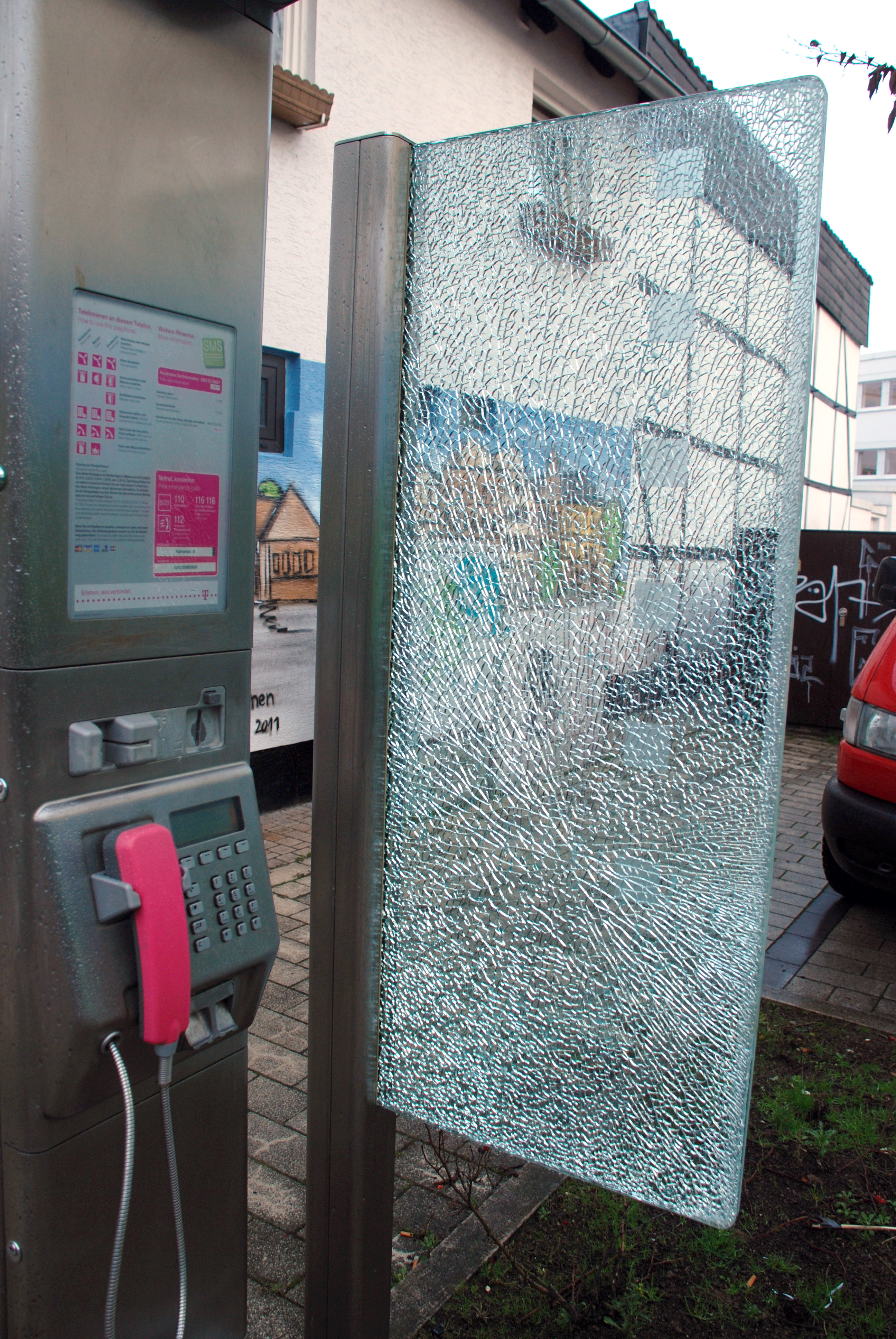Ein neuer Fall von Vandalismus wurde gestern entdeckt und zwar wurde die Glasscheibe einer Telefonzelle am Willy-Brandt-Platz in Kamen offenbar mit dem Telefonhörer malträtiert worden. Fotos: Jungvogel