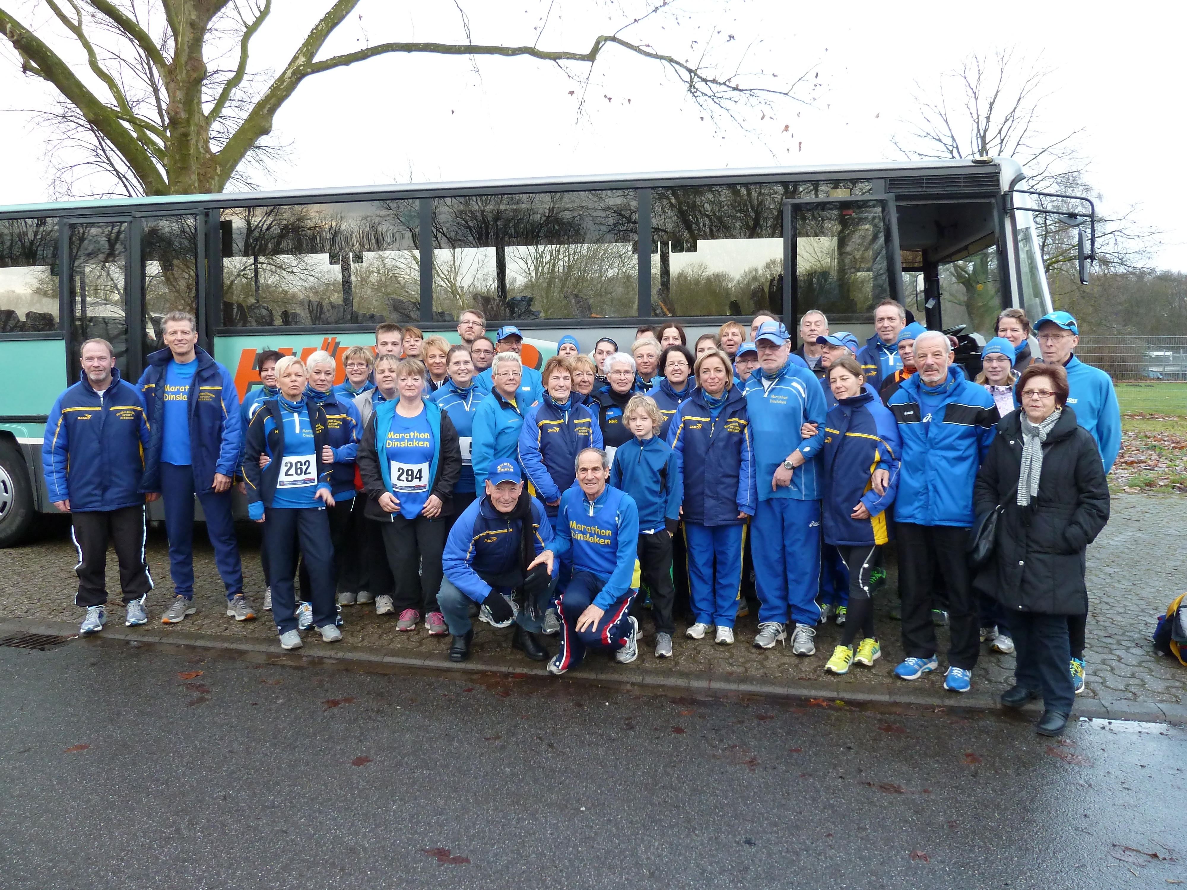 Die Marathon-Mannschaft mit Chef Michael Keuten (Zweiter von links) vor dem Charterbus nach der Ankunft in Emmerich. Foto: privat