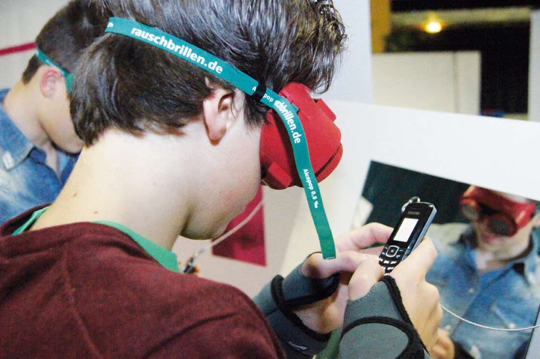 Garnicht so einfach: mit der Rauschbrille wird das tippen einer Sms fast unmöglich. Foto:GHS