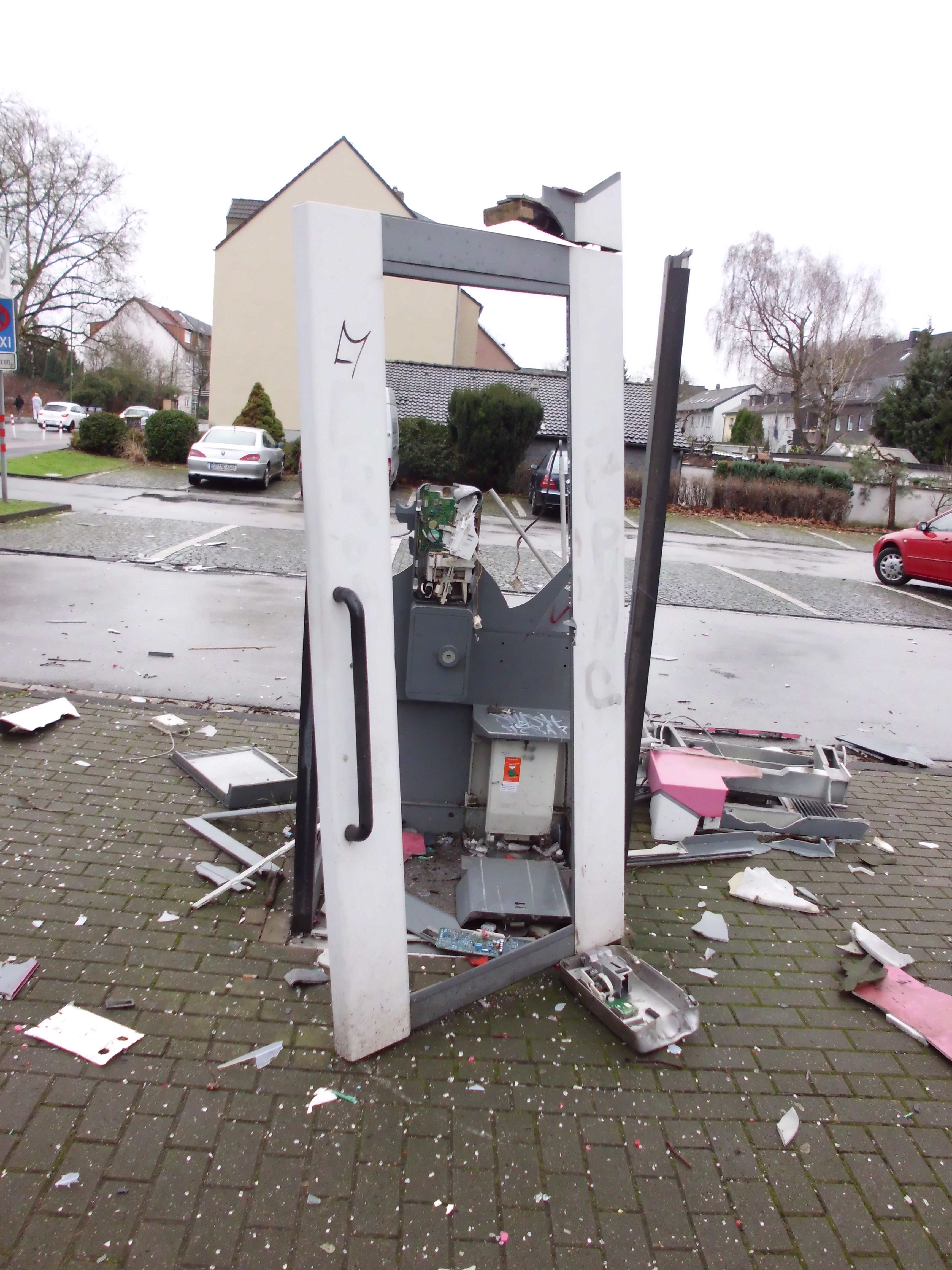 Von der Telefonzelle ist nicht mehr viel. Das neue Jahr fängt in Dellwig mit schweren Beschädigungen an. "Blinde Zerstörungswut", wie Thomas Osterholt findet.