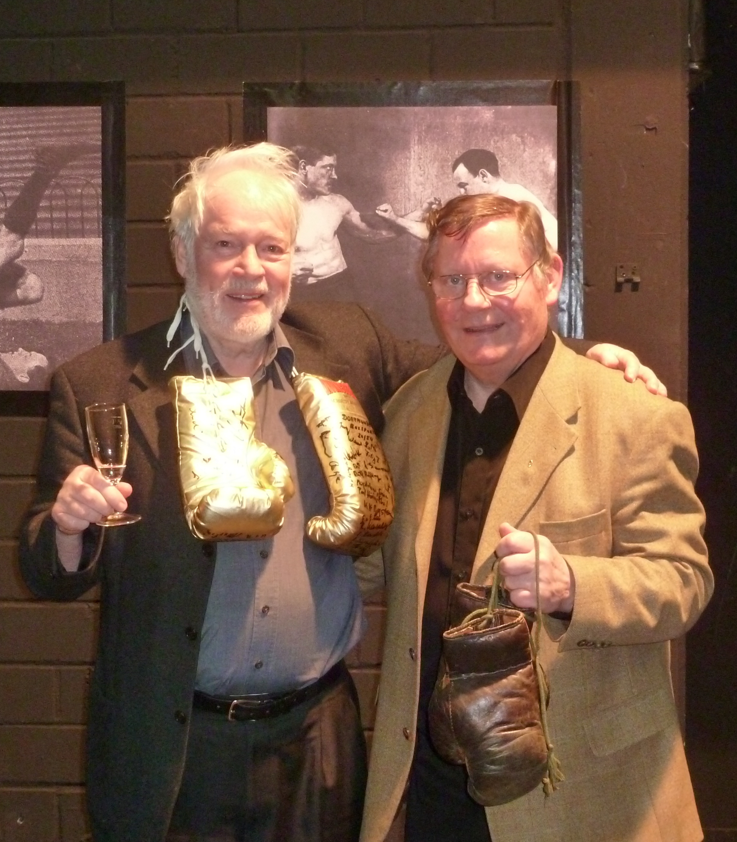 Von links: Schauspieler Andreas Weißert mit den DBS-Goldhandschuhen. Daneben Boxsportler Dieter Schumann.
