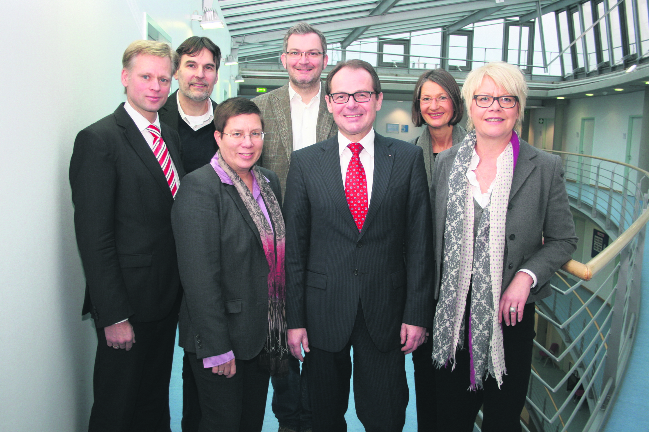 Die Dortmunder Ausbildungspaten (v.l.): Dr. Jens-Robert Hielscher, Axel Schroeder, Birgit Zoerner, Tobias Heitmann, Udo Mager, Dr. Gisela Steenbuck, Astrid Neese. Auf dem Foto fehlen Bernd Engler und Olaf Becker.