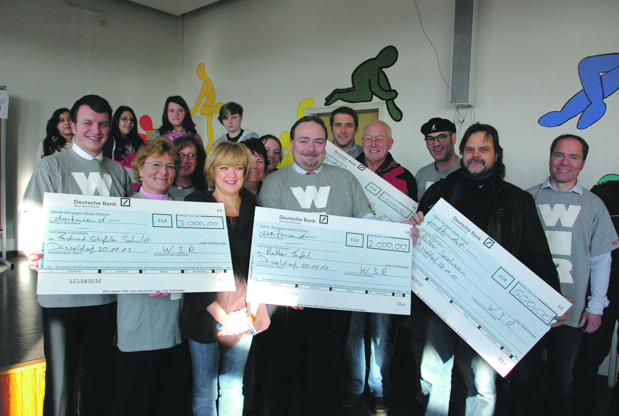 Hilfe vor Ort macht Spaß: Das Organisationsteam der W.I.R. überreichte in der Schüßler-Schule Spenden an verschiedene Rather Einrichtungen.