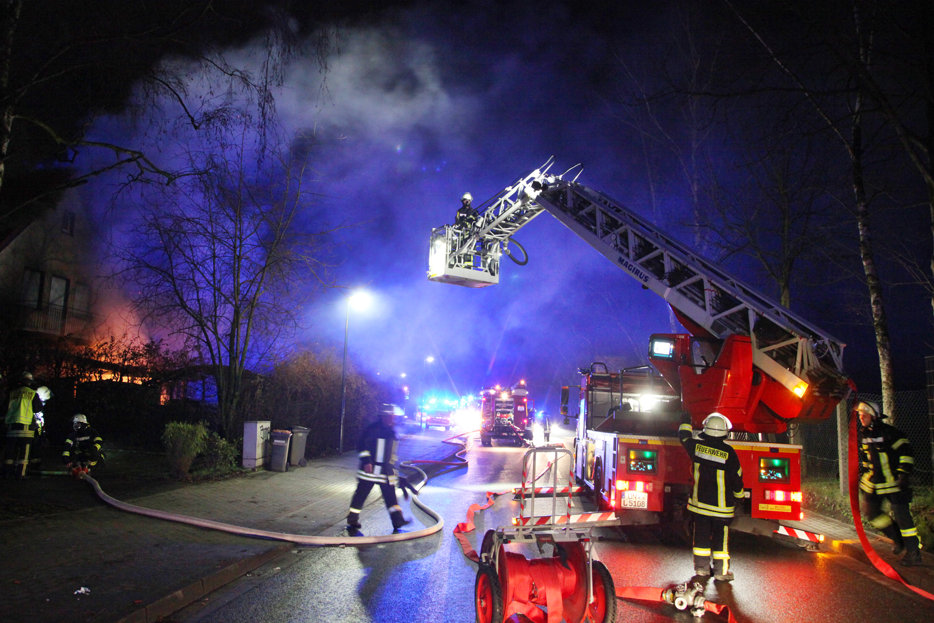 Hoch loderten die Flammen hinter der Hecke des Hauses an der Brunnenstraße.