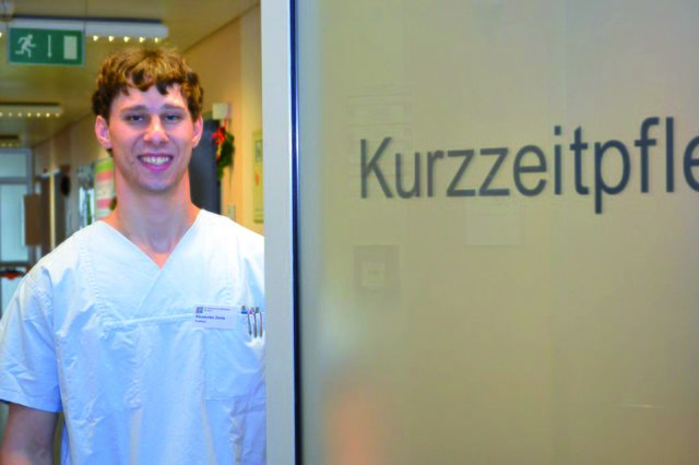 Alexander Zerta macht ein Jahr Bundesfreiwilligendienst am St. Vincenz-Krankenhaus. In der Kurzzeitpflege versorgt er die Gäste.