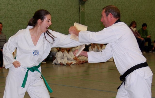 Ein starkes Mädchen: Laura Noeding beim sogenannten "Bruchtest".