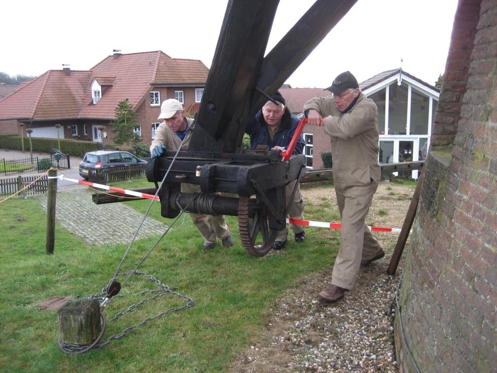 Die Haube mit den Flügeln wird in den Wind gedreht.