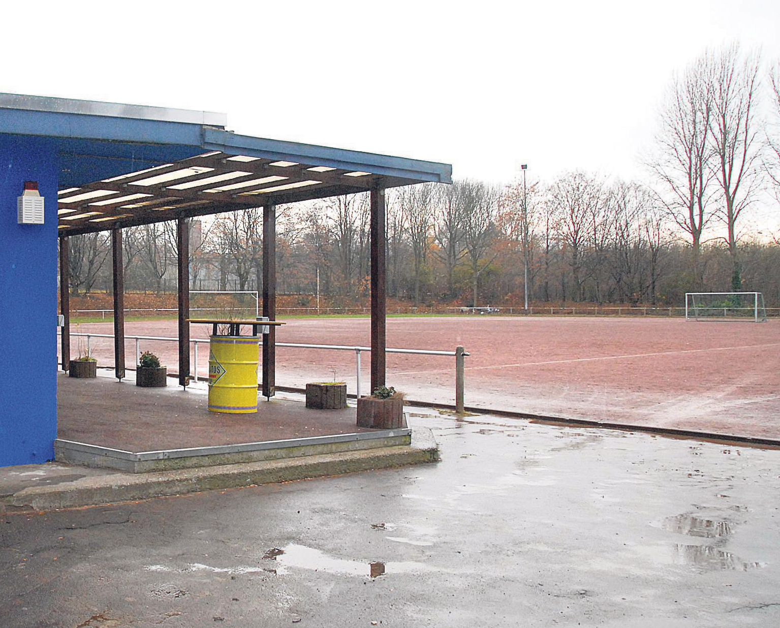 Nun sind - wie hier in Neuasseln - Spiele und Training wieder erlaubt auf den städtischen Sportplätzen. Die Entscheidung darüber fällen vor Ort Platzwarte bzw. Vereine.