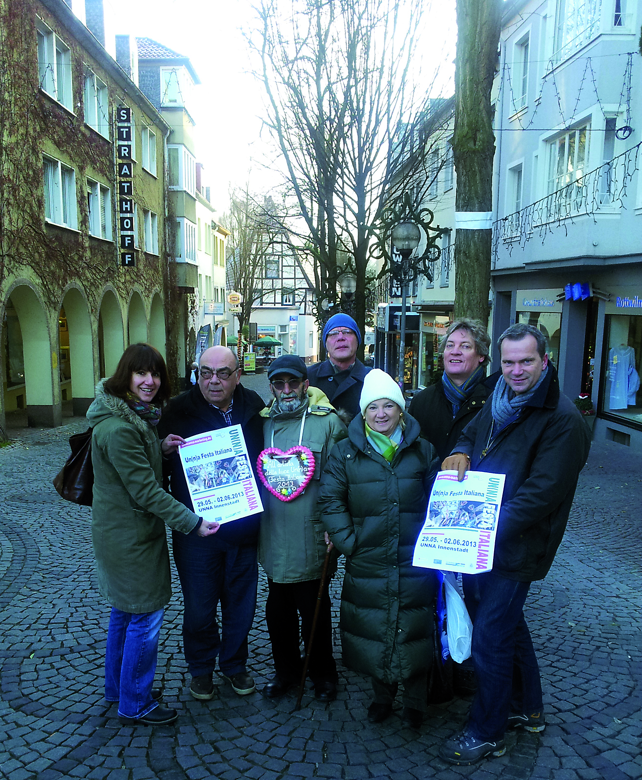 Planten für die nächste Festa Italiana in der Innenstadt (v.l.): Daniela Guidara, Domenico Peloso, Giuseppe Paulicelli, Leo Kwidzinski, Laura Paulicelli, Uwe Leise und Horst Bresan.