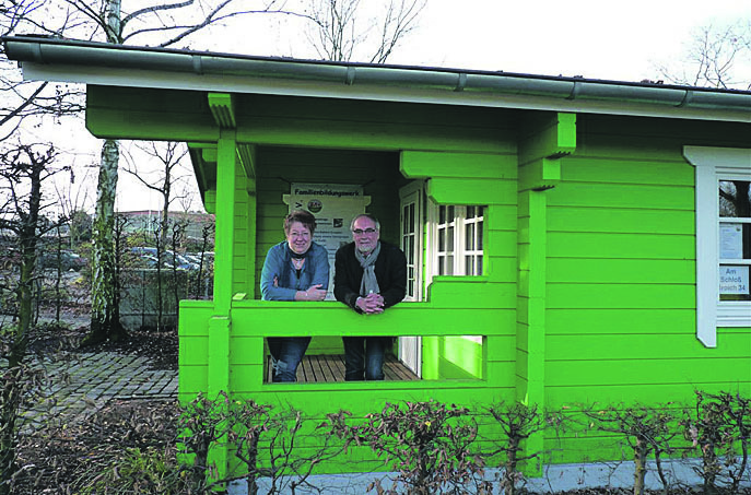 Gisela Wiedenbeck und Reiner Krafft vom Verein "Eltern werden- Eltern sein" freuen sich über ihr neues Büro.