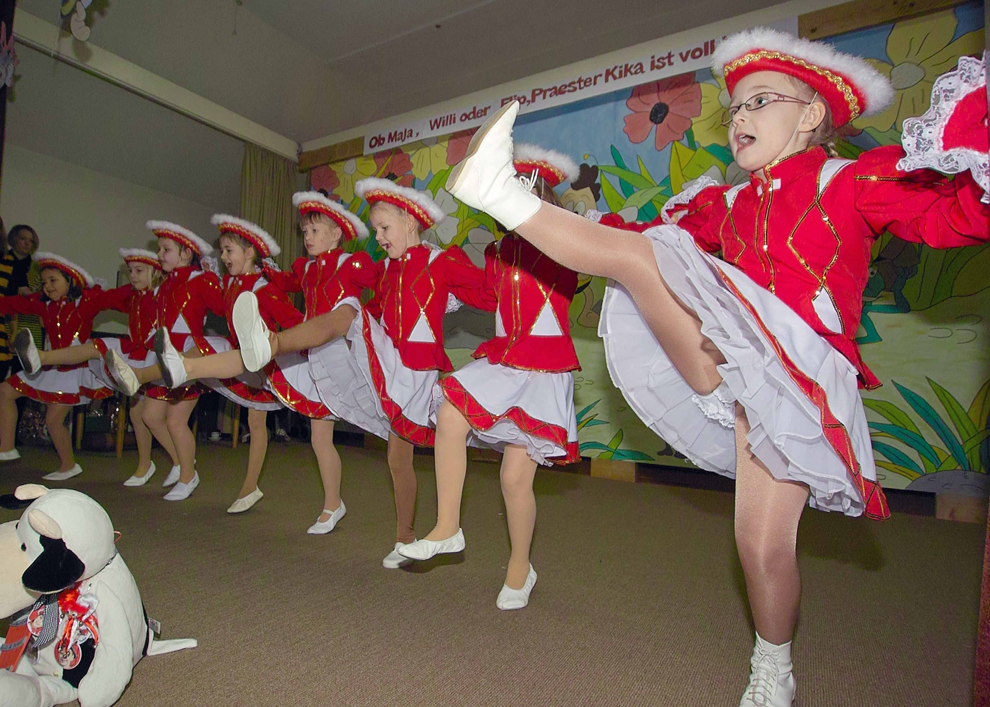 Hoch die Beine. Die Mini-Funken im Praester Kinderkarneval. Foto: WachterStorm