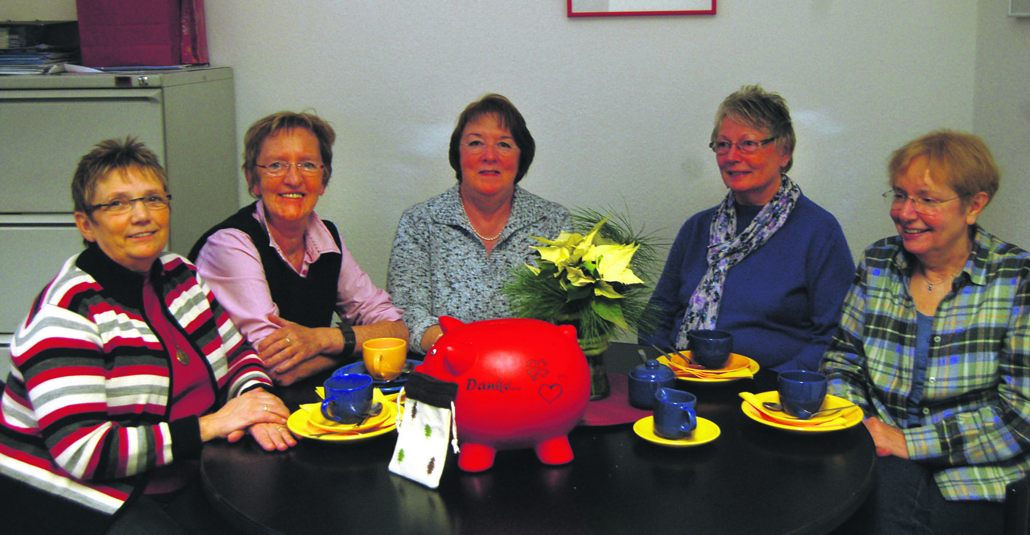 Basteln gern und tun damit Gutes: (v.l.): Renate Kohrsmeyer, Marita Karthaus, Brigitte Zimmer, Elisabeth Höttemann und Christa Lotzvie.