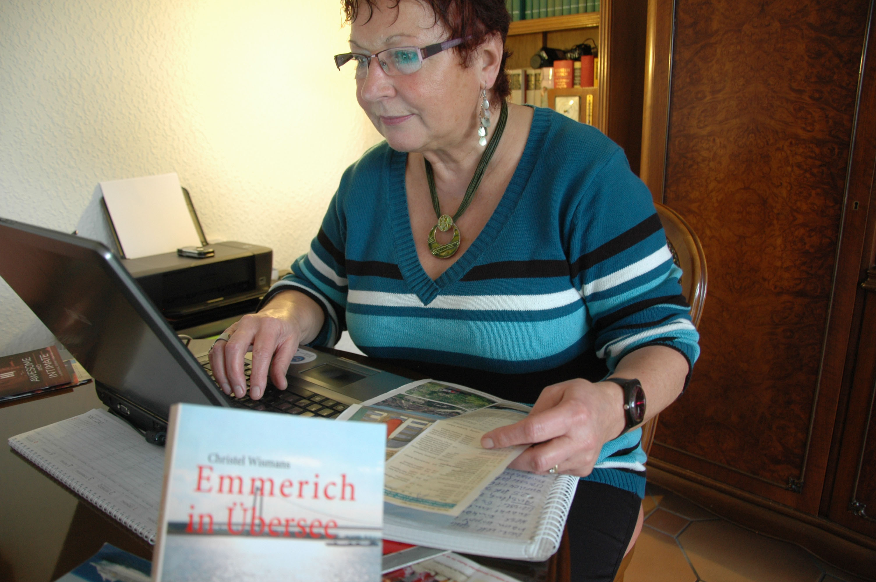 Christel Wismans hat bereits ihr zweites Buch verfasst: Emmerich in Übersee. Foto: Jörg Terbrüggen
