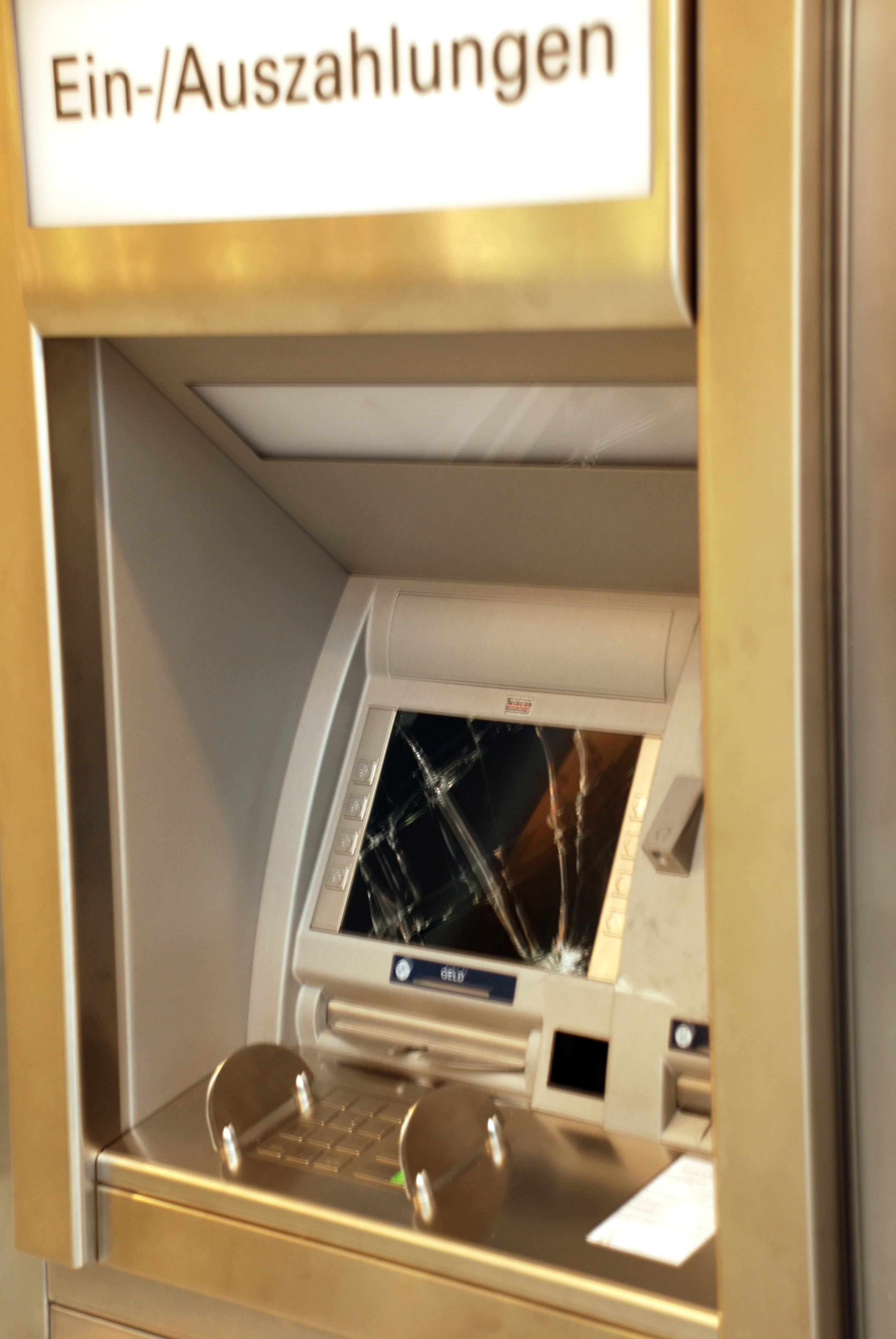 Blinde Wut: Gestern wurde ein EC-Automat der Sparkassen-Hauptstelle in Kamen demoliert.