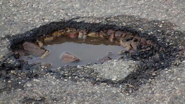 Die Heidener Straße ist übersäht mit Schlaglöchern. Jetzt soll die marode Strecke zwischen Lembeck unf Heiden endlich saniert werden.