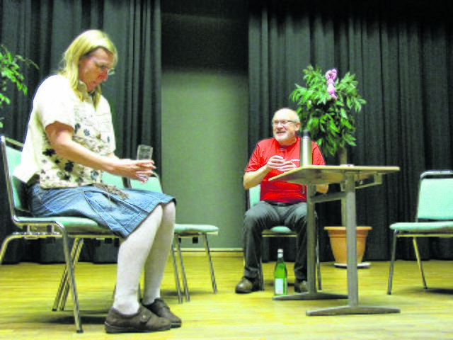 Spannungen im Wohnzimmer: Eberhard Reuter (Heiner Stimberg) und "Mitbewohnerin" Claudia (Tina Mulholland). Foto: Klaus Goschkowski