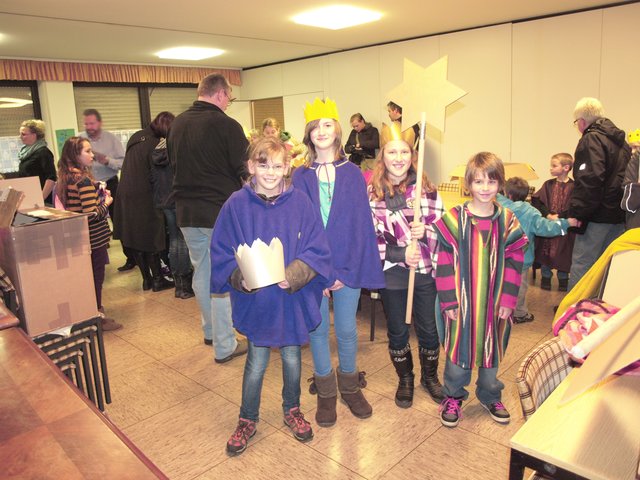 Sternsinger beim Ankleiden der St.-Petrus-Canisius-Gemeinde in Westig.