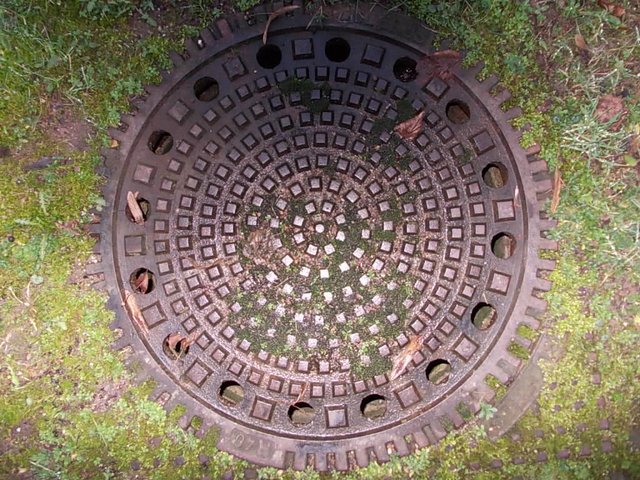 Kanaldeckel - hier mit Blitz fotografiert