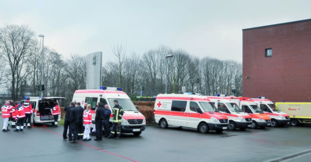 Rings um das Rhein-Ruhr-Zentrum stehen die Hilfskräfte bereit.