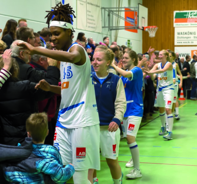 Abklatschen mit den Fans beim Gastspiel in der (Ausweich-) Halle Ost nach dem Ende der Partie. Foto: Heinrich Podobienski