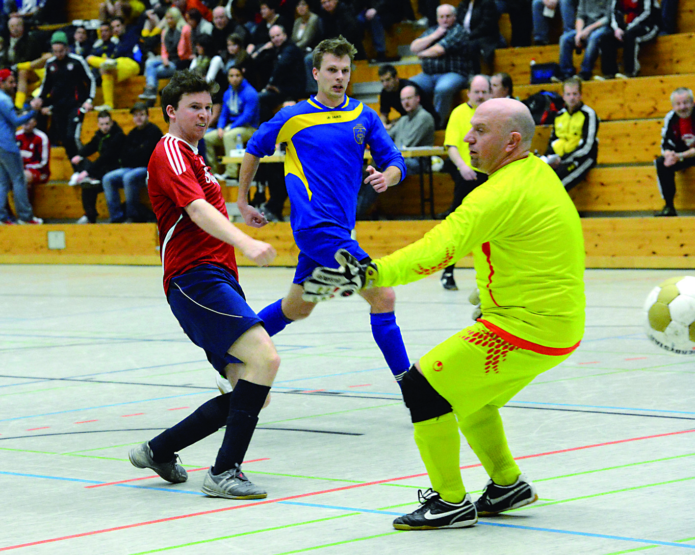 Zack! Drin ist das Leder, Björn Bloch hat soeben das 5:0 für die SG Werden 80 gegen Huttrop erzielt!