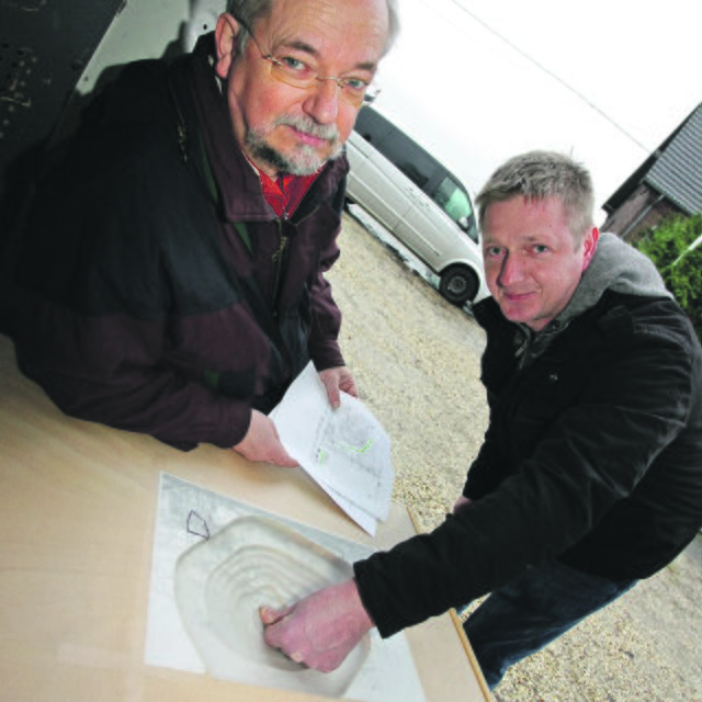 Dieses Modell hat Stefan Heitmann (r) im Jahr 2004 angefertigt. Es zeigt, wie die Bezirke außerhalb der Nulllinie betroffen sind.