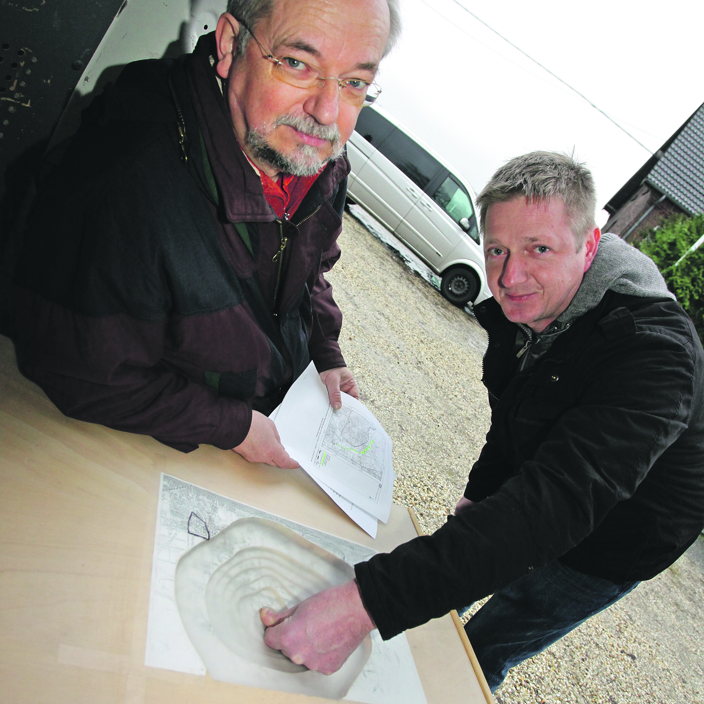 Dieses Modell hat Stefan Heitmann (r) im Jahr 2004 angefertigt. Es zeigt, wie die Bezirke außerhalb der Nulllinie betroffen sind.