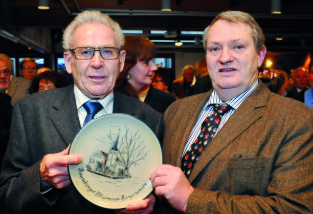 Seit vielen, vielen Jahren ist er beim BAB ein treuer Helfer. Im letzten Jahr wurde Karl-Heinz Knaak 80 Jahre alt. Beides zusammen nahm der BAB nun zum Anlass, Knaak (l.) den diesjährigen Ehrenteller zu überreichen. Den gab es aus den Händen von Klaus Köhler. Foto: Michael de Clerque