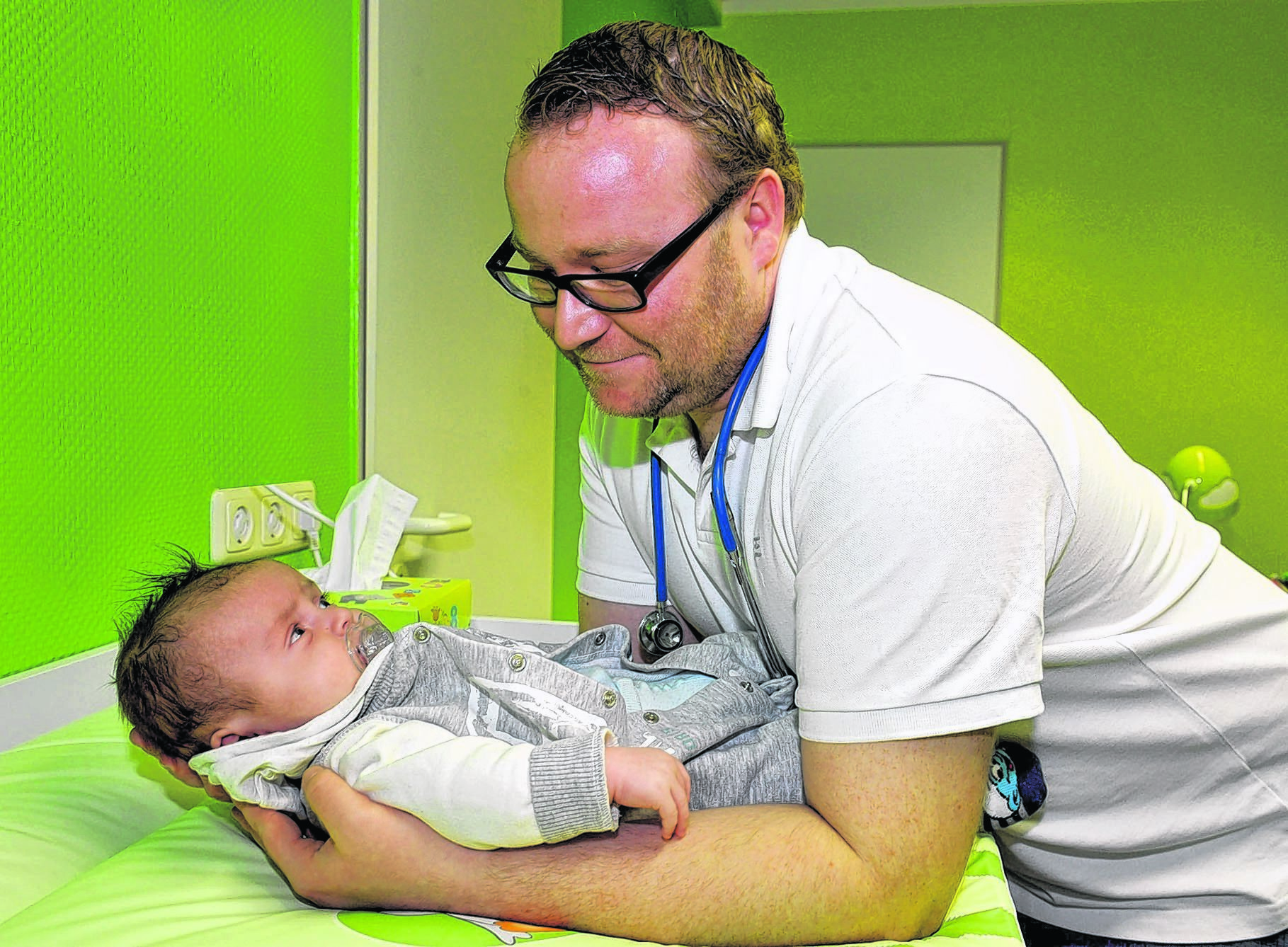 Dr. Robert Michael van Hal ist der Neue im Norden. Da schaut Ilias, 3 Monate, recht erstaunt. Nach langer Wartezeit wurde ein weiterer Kinderarztsitz genehmigt.