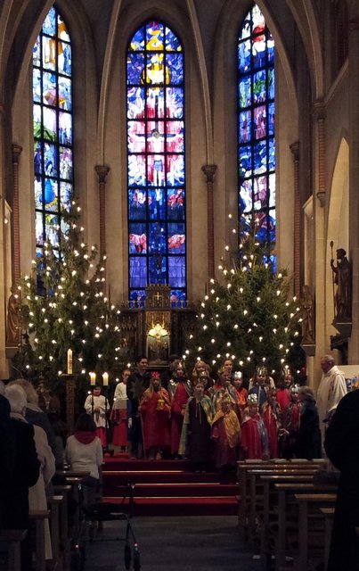 Sternsinger tragen ihre Lieder während der Hl. Messe vor
