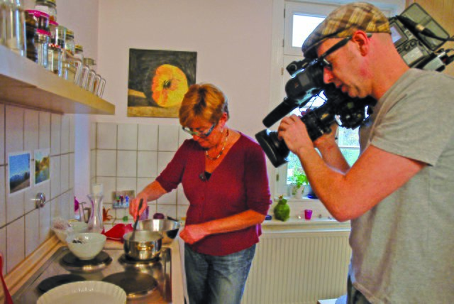Petra Ruffert beim Dreh für „Das perfekte Dinner“ in ihrer Küche in Voßwinkel.