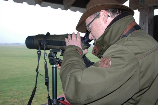 Martin Brühne beobachtet den Lebenraum Hetter sehr aufmerksam. Foto: Jörg Terbrüggen