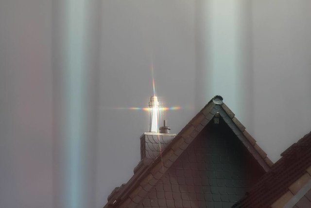 Wirkt wie ein Kreuz auf einer Kirchturmspitze