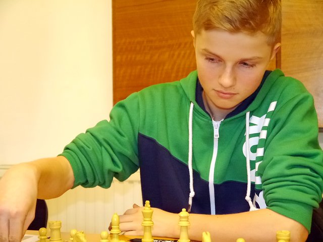 Turniersieger Fabian Stemmler ganz konzentriert beim Spiel der Könige.