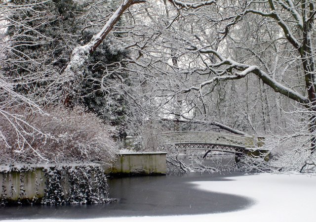 Die hübsche alte Brücke im verschneiten Park Schloss Schwansbell im Dezember. Foto: ede