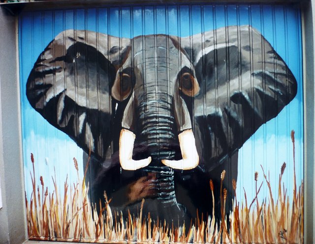 Farbiges sieht schöner aus - Kunst am Garagentor (2) - Essen-Süd